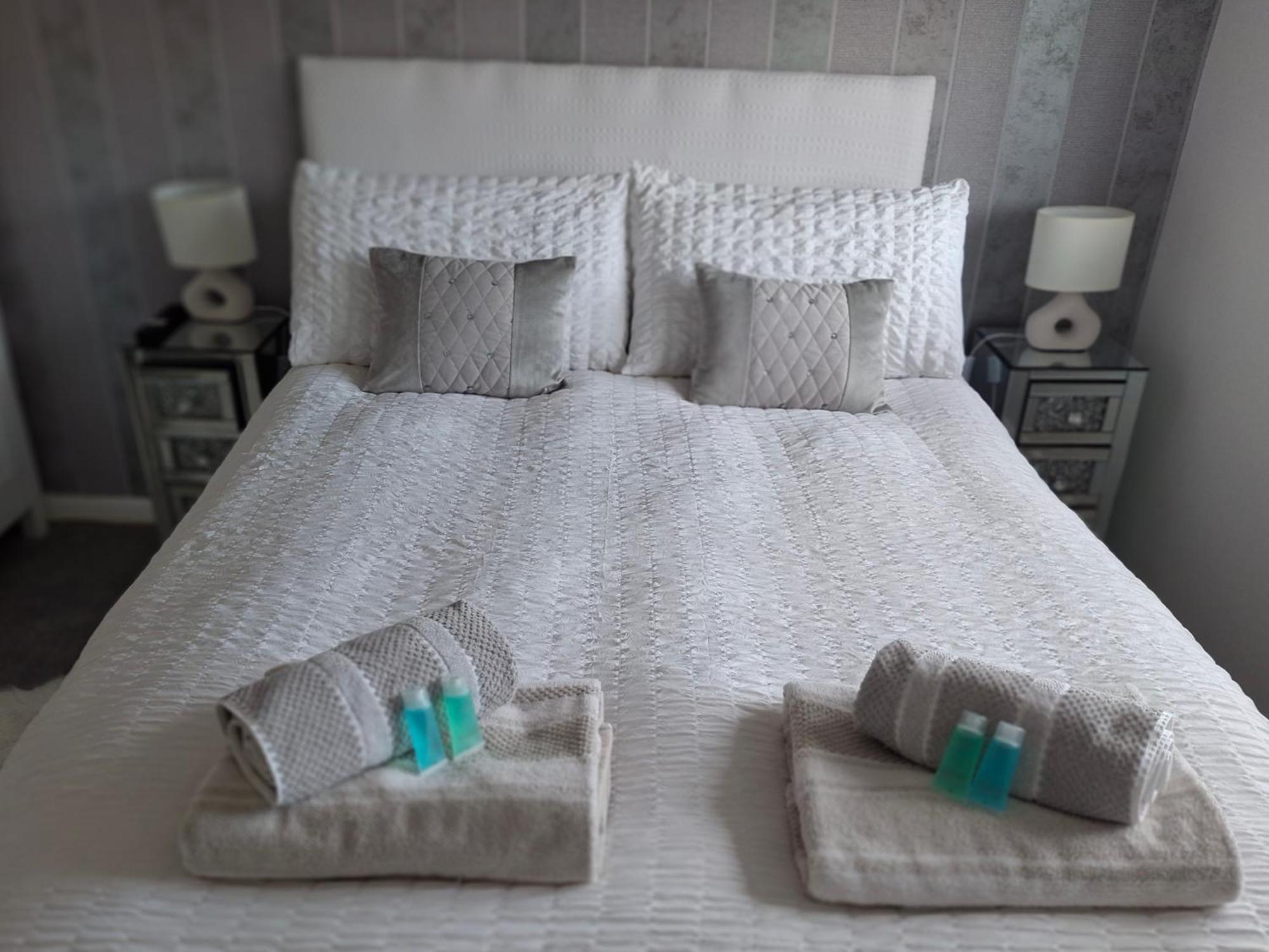 Home From Home Guest House Рочфорд Экстерьер фото